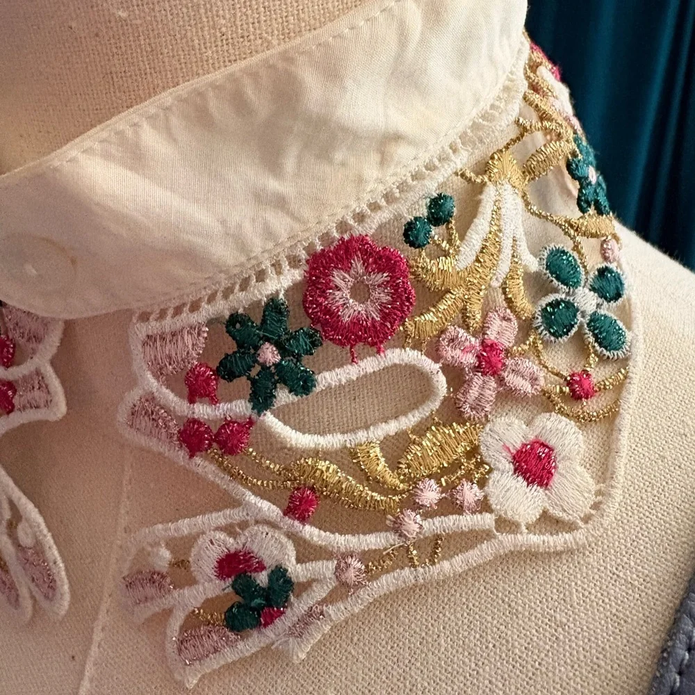 Embroidered collar - Picture 3 of 9